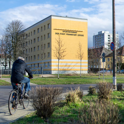 Internat Finkensteig Gebäude Radfahrer
